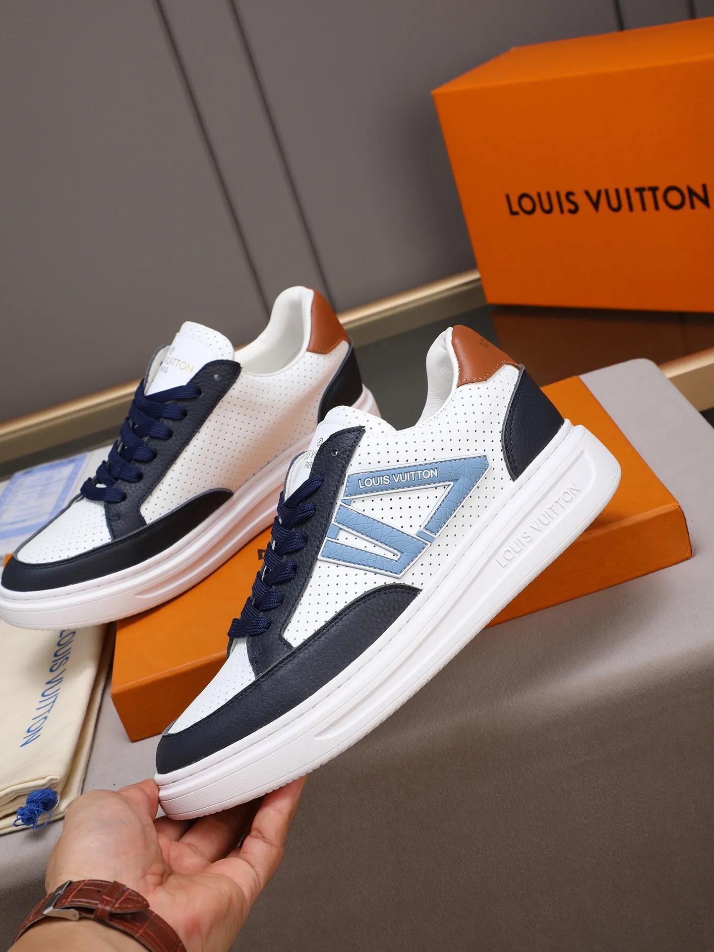 PP420 main model 👍👍👍2025 new LOUIS VUITTON [Luden Yiwei]——LV upper [Lv]🇮🇹Imported first-layer cowhide embossed🇩🇪Inside imported sheepskin lining ➕Non-slip and wear-resistant outsole. Every man's identity is reflected in his elegant and stable upper shoes🚶🏻🚶🏻📯 No matter the wind or rain, the shoe last remains unchanged and can stand the test of time🔍️. ——Code number: 38-44 (45 can be customized)